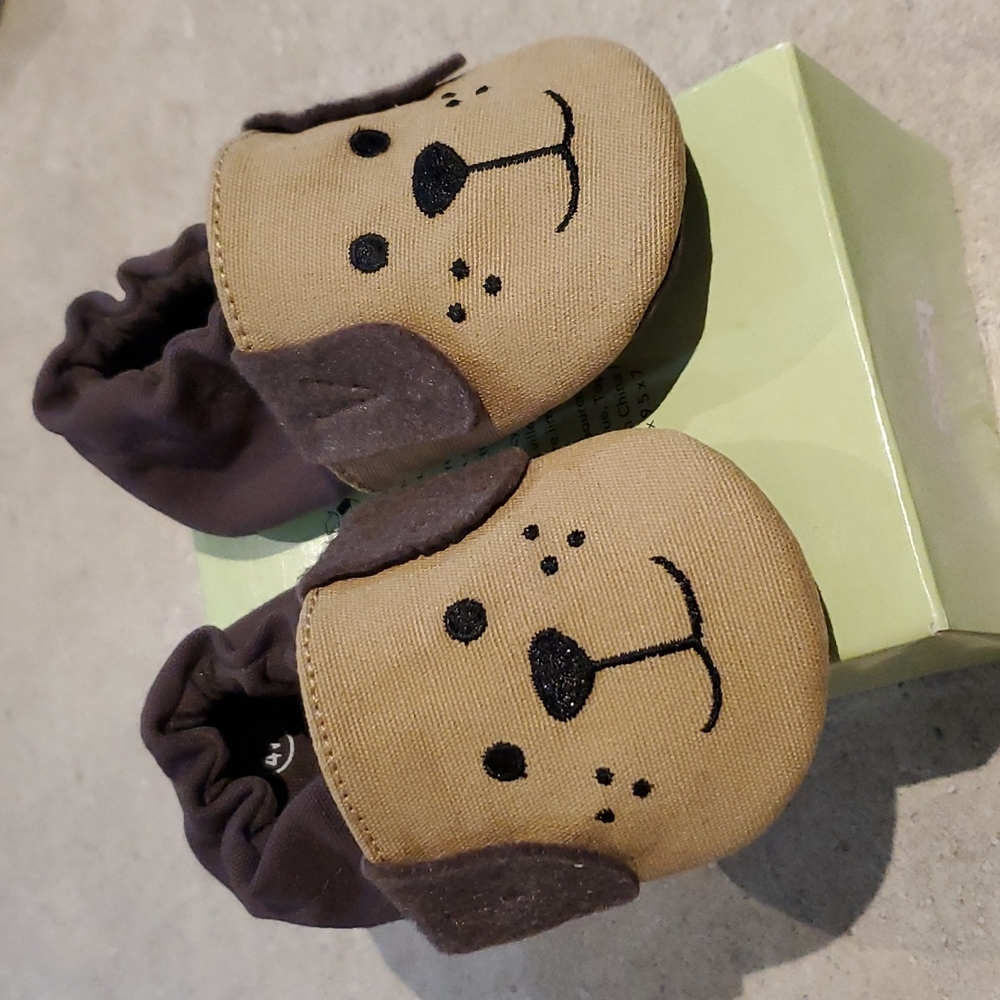 Super cute puppy dog baby shoes in size 4W